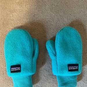 Infant Patagonia teal fleece mittens
